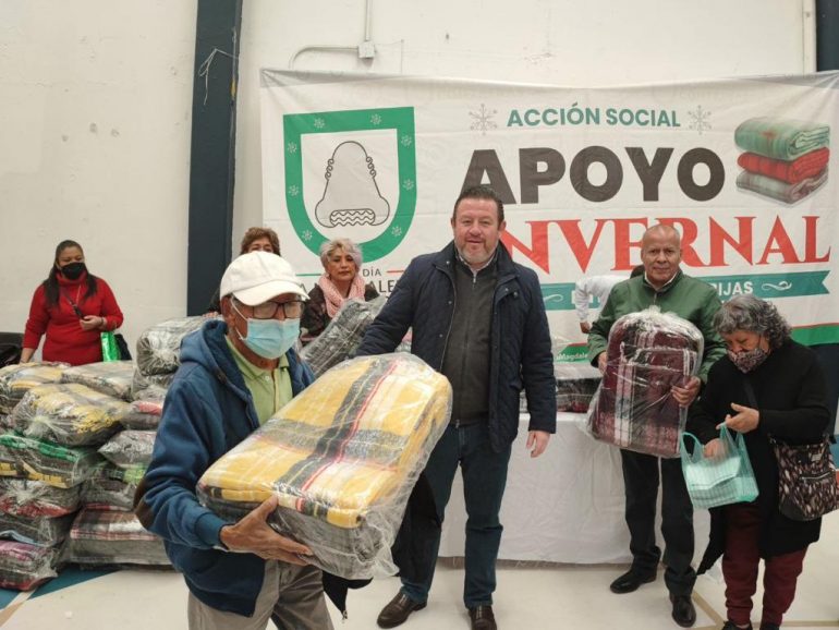 La Magdalena Contreras: entregan cobijas a adultos mayores