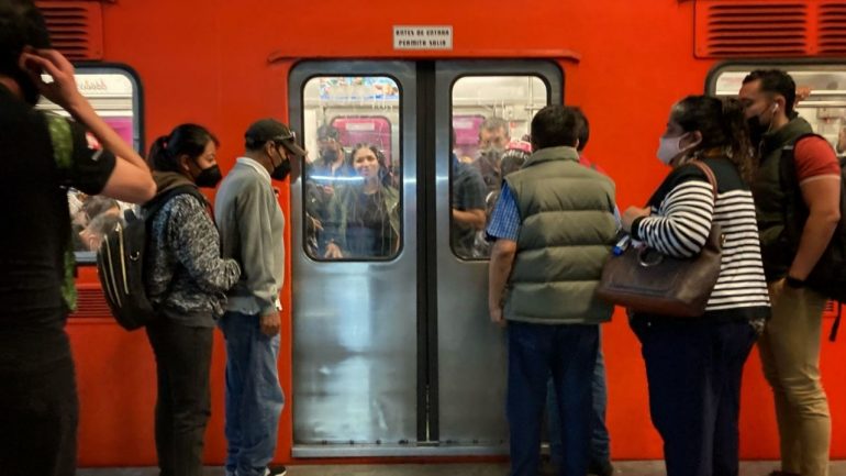 El Metro se detuvo en el tiempo para los estudiantes de la capital, permaneciendo con la tarifa de tres pesos con el uso de una tarjeta preferencial.