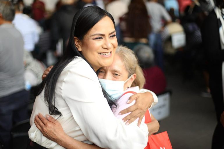 Ariadna Montiel entrega la Tarjeta del Bienestar en Álvaro Obregón
