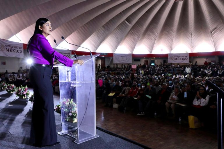 Ariadna Montiel entrega la Tarjeta del Bienestar en Toluca
