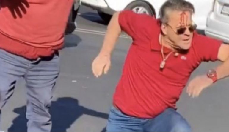 Alfredo Adame se agarra a tubazos en la CDMX