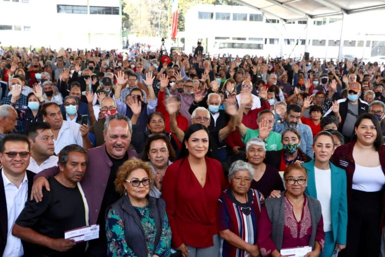 Ariadna Montiel entrega Tarjeta del Bienestar en MH