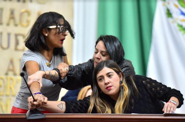 Pleito por un micrófono lleva a jaloneos e insultos entre diputadas de la 4T y del PAN
