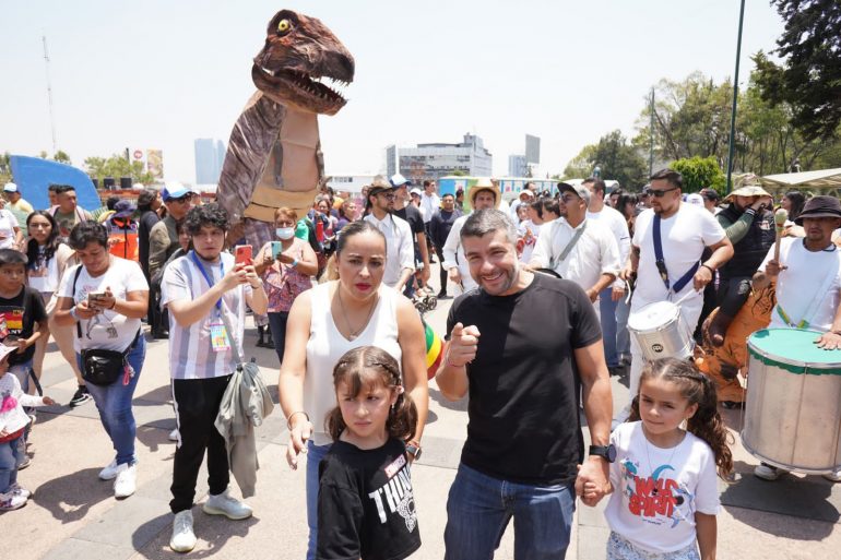 MH: festejo entre dinosaurios