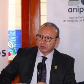 Aldimir Torres Arenas, titular de la ANIPAC, anunciando que 398 empresas destacan en materia de reciclaje de desechos plásticos.