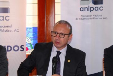 Aldimir Torres Arenas, titular de la ANIPAC, anunciando que 398 empresas destacan en materia de reciclaje de desechos plásticos.
