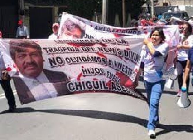 Víctimas de tragedia en News Divine logran llevar a Chiguil ante juez de control