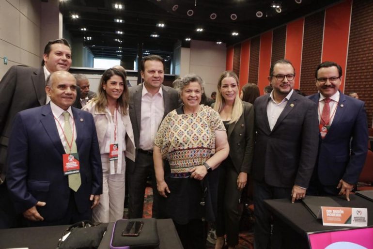 Alito levanta la mano a Xóchitl