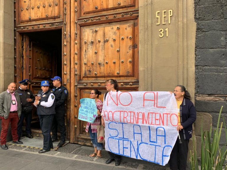 Padres de familia en contra de la educación sexual en libros de texto de la SEP