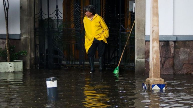 Lluvias en CDMX causan caída de puente peatonal, inundaciones y caos
