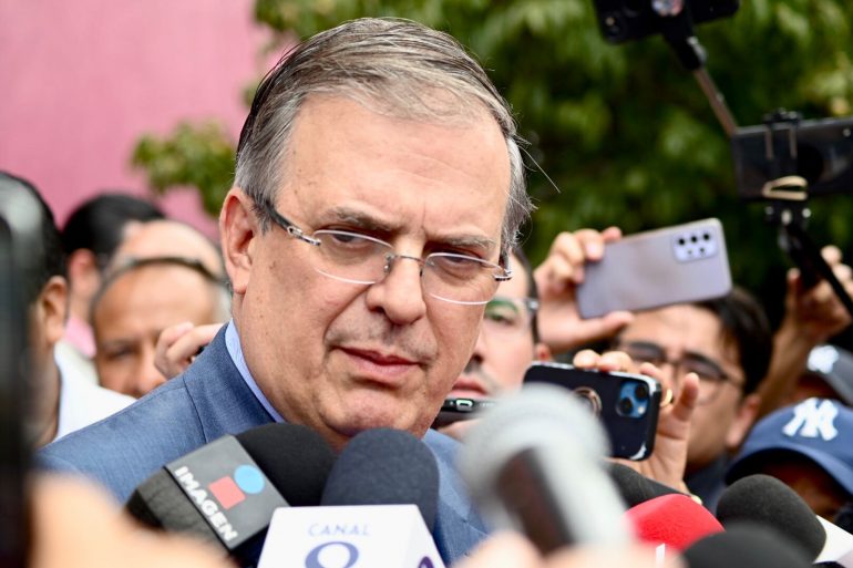 Ebrard molesto por encuestadoras