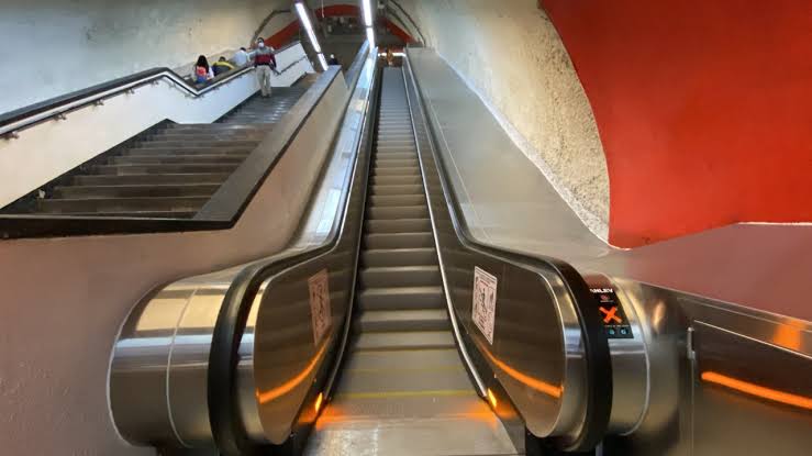 Escaleras del Metro colapsan por un tenis
