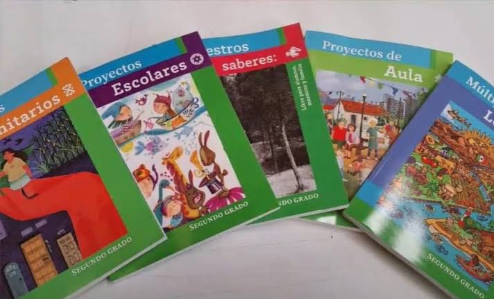 Padres y madres de familia en Chihuahua exigen a la corte autorice la distribución de libros gratuitos de la SEP