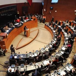 Legisladores de Morena levantan la mano para gobernaturas