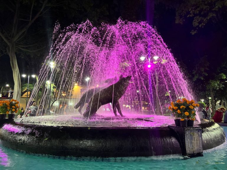 Coyoacán se ilumina de rosa por día mundial contra cáncer de mama