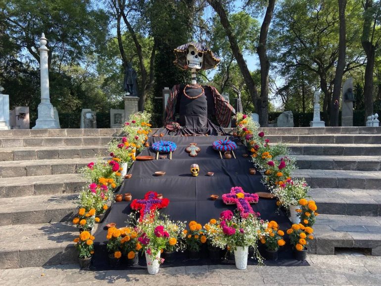 Rinde Miguel Hidalgo homenaje a personas ilustres con ofrenda