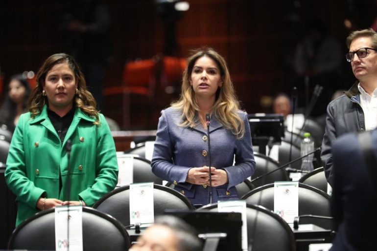 Minuto de silencio por victimas en conflicto