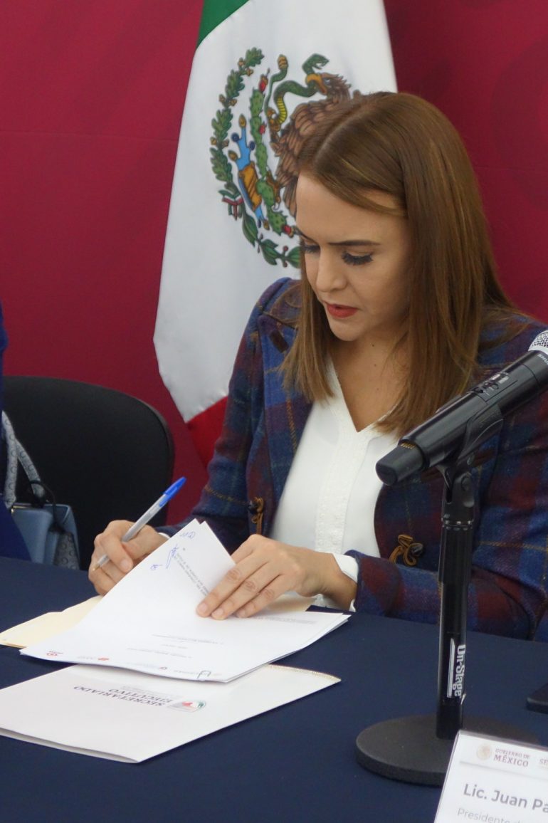 Clara Luz Flores y aseguradoras firman convenio