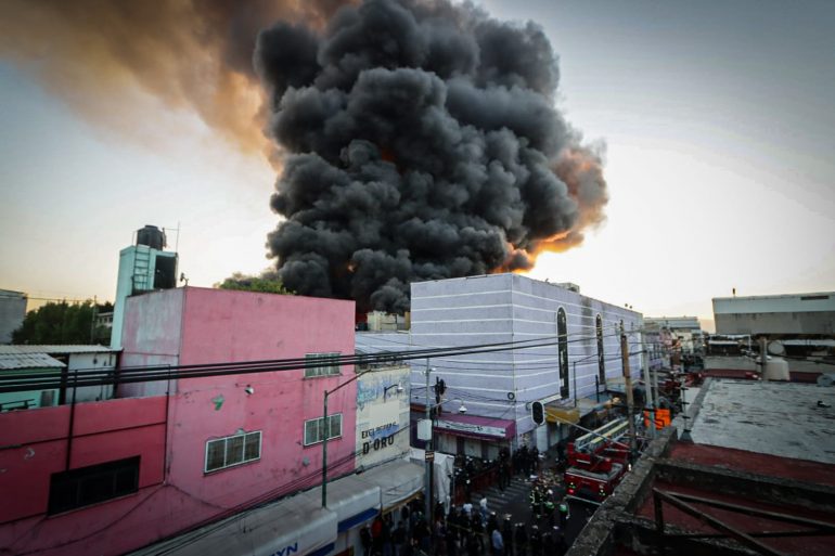 Sandra Cuevas vs Martí Batres durante el Incendio en Plaza Oasis