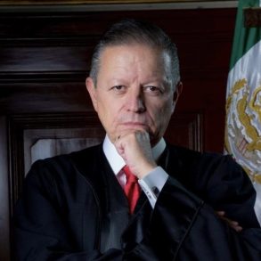 Arturo Zaldívar, ministro de la SCJN, presentó su renuncia al presidente AMLO.