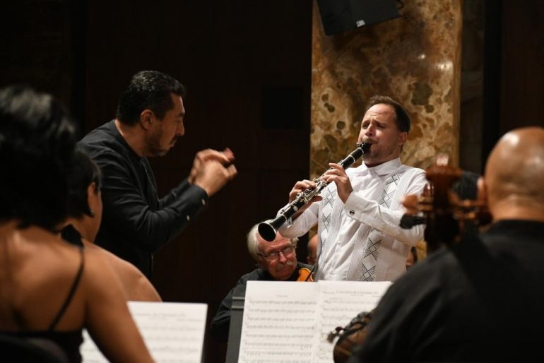 El clarinetista español Manuel Martínez reestrenó el Concierto para Clarinete y Orquesta del compositor mexicano Arturo Márquez