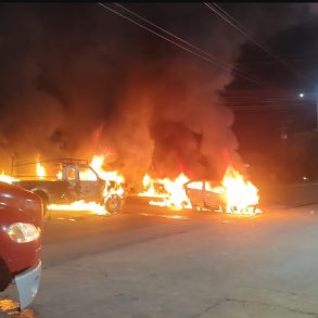 Cerca de las 10 de la noche, comenzaron a quemar vehículos en la carretera Villahermosa-Frontera, en Tamulté de las Sábanas.