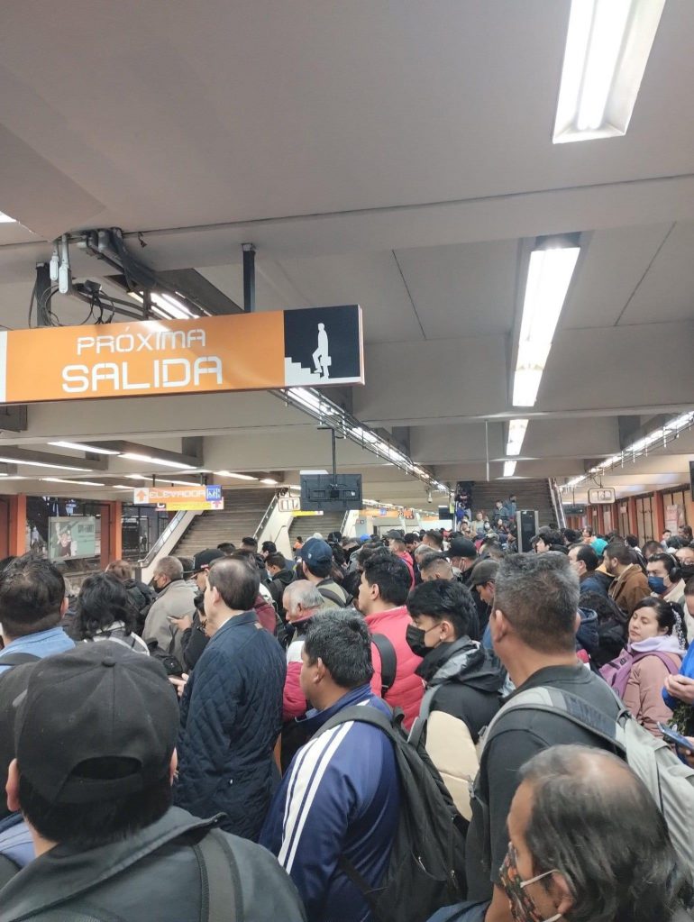 Retrasos en Línea 7 del metro desata quejas de usuarios
