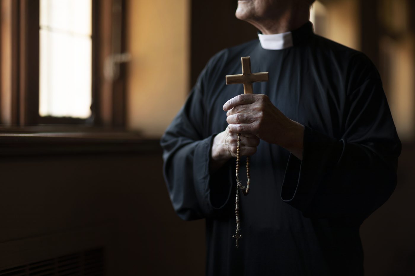 Dictan sentencia a sacerdote por abuso sexual