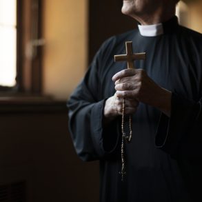 Dictan sentencia a sacerdote por abuso sexual