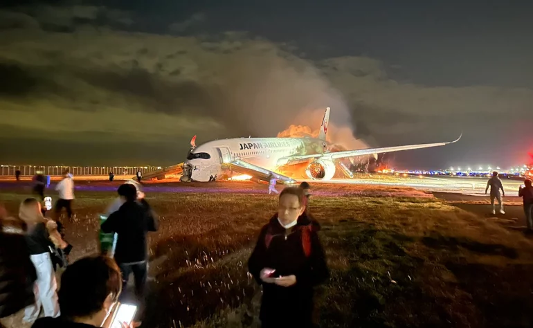 Avión se incendia al chocar en aeropuerto de Japón