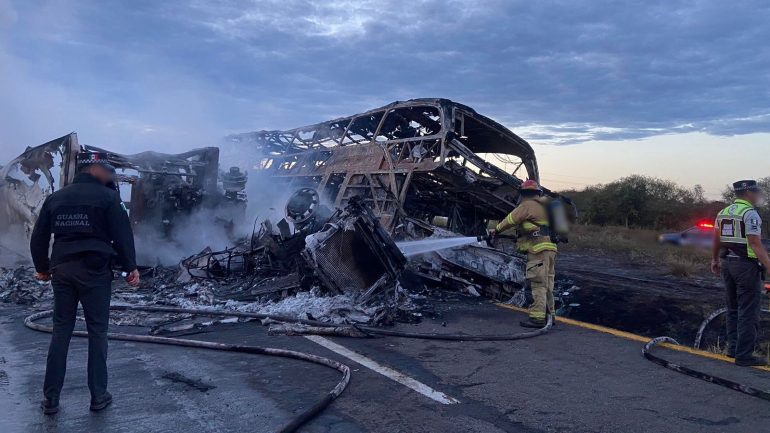 Choque entre un autobús y un tráiler ha dejado a 22 lesionados y 19 muertos