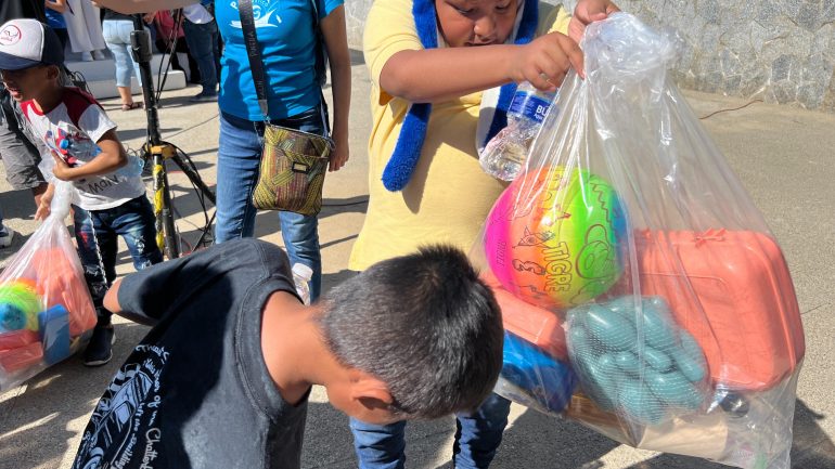 Industria del plástico dona más de 2 mil juguetes a niños en Acapulco