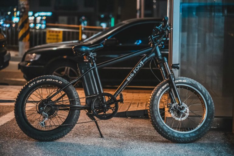 Consejos esenciales para ir al trabajo en scooter o bicicleta eléctrica