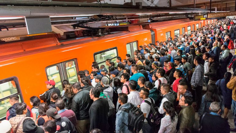 Usuarios del Metro de la CDMX experimentaron caos en el servicio