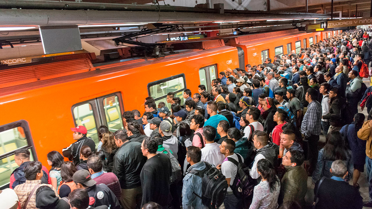 Usuarios del Metro de la CDMX experimentaron caos en el servicio
