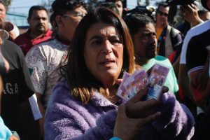 Rosa María Hernández enseña las credenciales de los supuestos detenidos. Brigette Reyes/Obturador MX