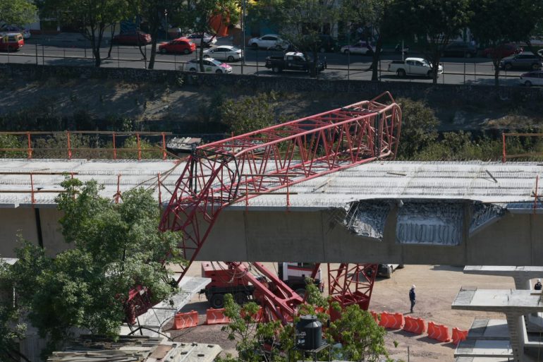 Gobierno de CDMX paga a afectados por caída de dovela del Tren Interurbano