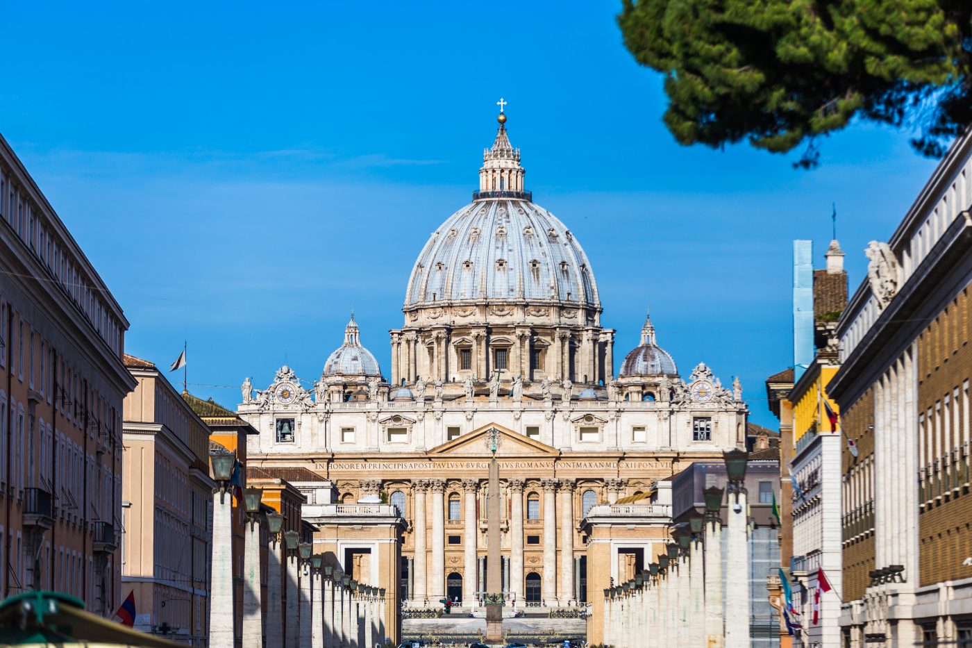 Vaticano condena a sacerdote por delitos sexuales