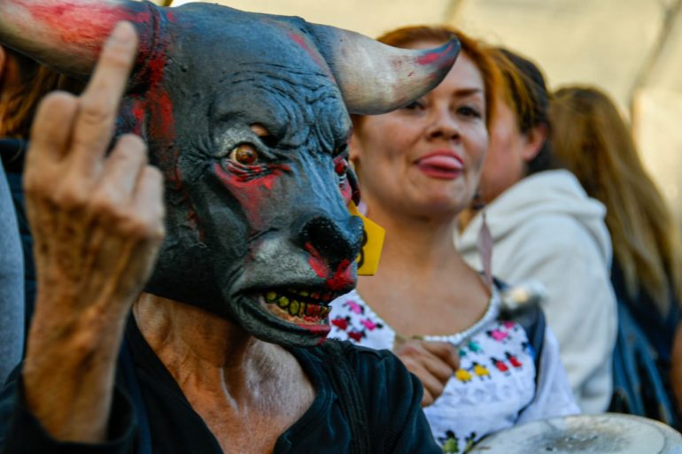 Protestan afuera de la Plaza de Toros en su aniversario