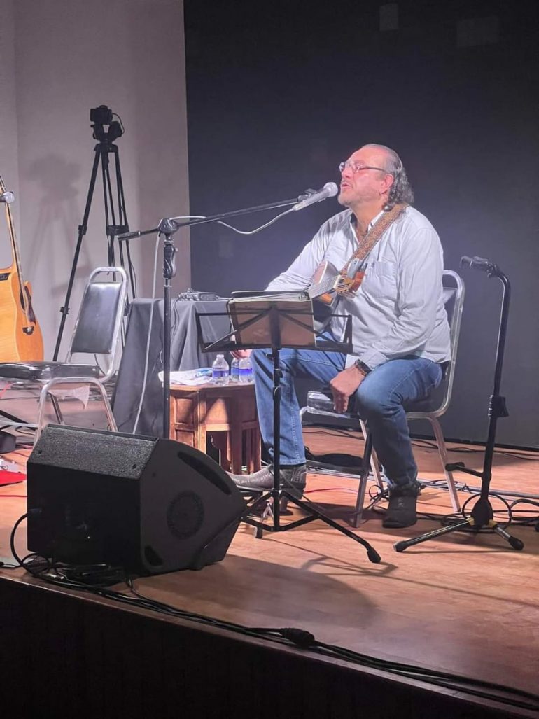 Reconocen trayectoria de Fernando Delgadillo; teatro lleva nombre del cantautor