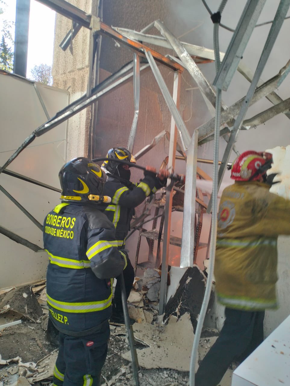 Incendio al interior del IPN provocó la movilización de personal de Bomberos
