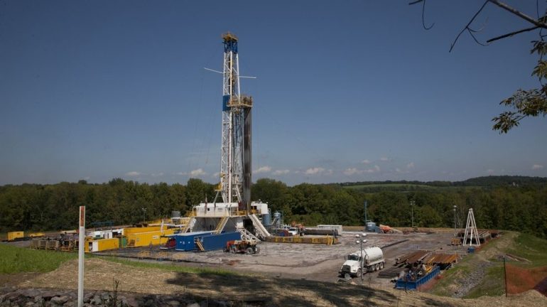Entregan firmas contra el fracking