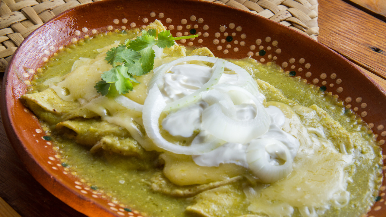 1 En esta receta podrá sustituir algunos ingredientes para tener unas deliciosas enchiladas suizas con el mismo sabor pero más saludables.