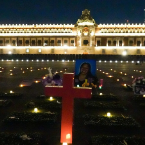 Familiares de víctimas de feminicidio hicieron una velada en el Zócalo