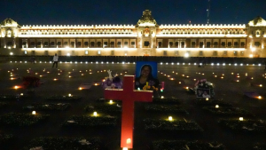 Familiares de víctimas de feminicidio hicieron una velada en el Zócalo