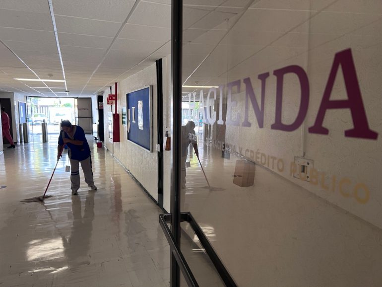 Exponen ante Hacienda esquema empresarial de evasión fiscal y simulación de competencia; piden indagar colusión con Oficialía Mayor