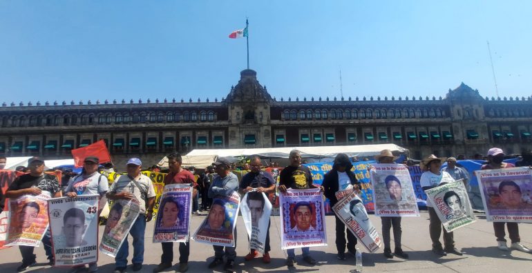 Manifestantes de Ayotzinapa intentan ingresar a Palacio Nacional