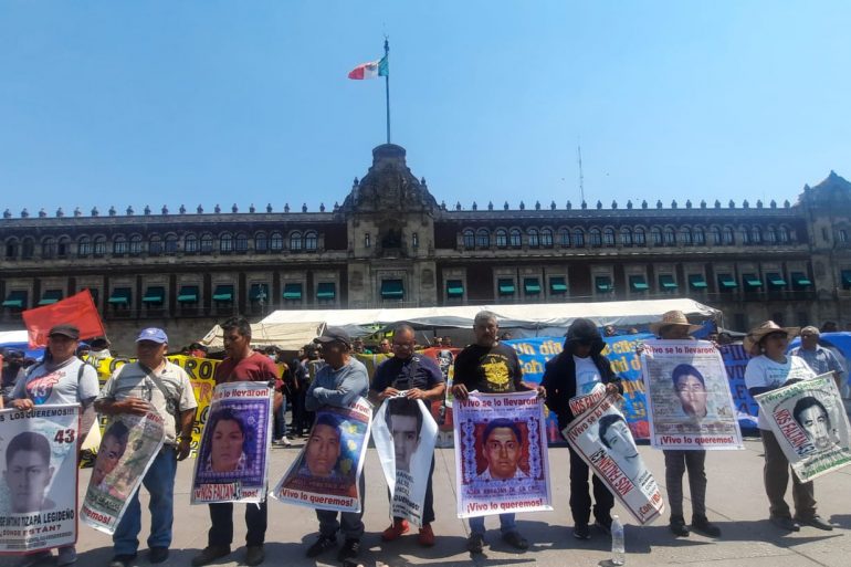 Manifestantes de Ayotzinapa intentan ingresar a Palacio Nacional