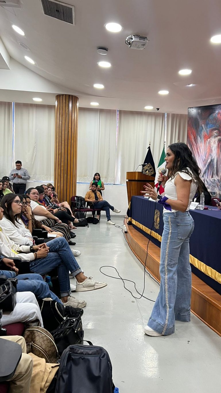Ante un centenar de alumnos y profesores de la UNAM, Rojo de la Vega, participó en el foro “Hablemos de Activismo Feminista”.
