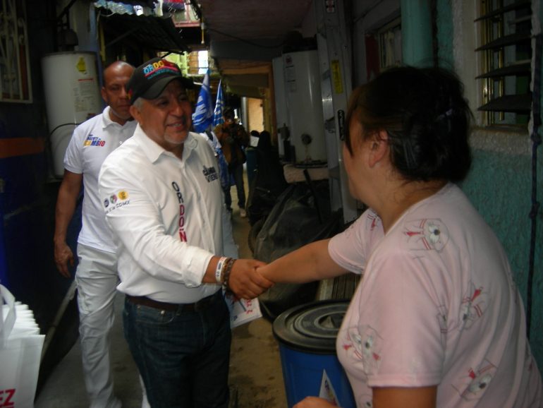 Seguridad, es la petición que hicieron vecinos de la colonia La Cruz al candidato Daniel Ordoñez